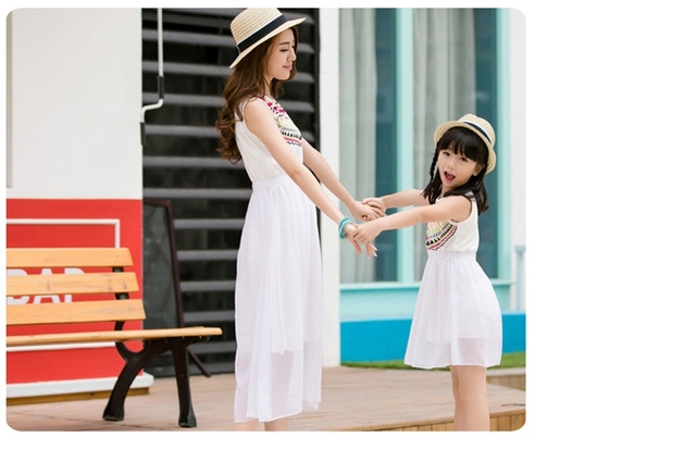 2021 Rodzinne stroje letnie w stylu etnicznym: sukienki plażowe dla matki i córki, biały T-shirt dla ojca i syna - Wianko - 14