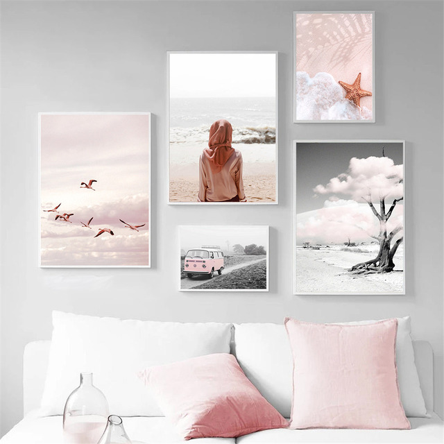 Obraz ścienny na płótnie - Fale plażowe z różowym samochodem i rozgwiazdą - dekoracja salonu - Wianko - 1