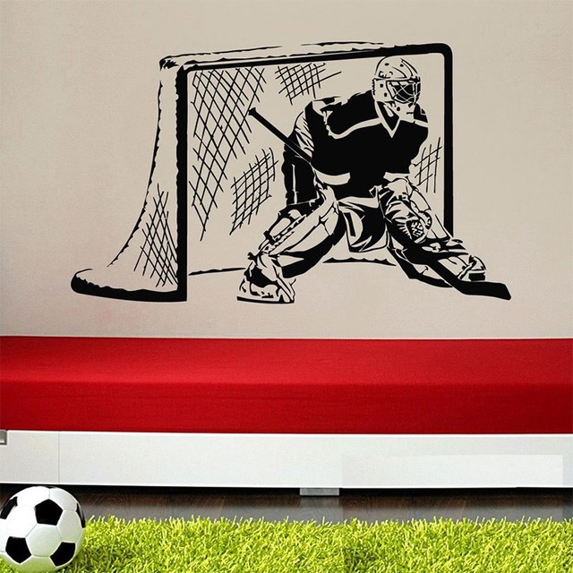 Naklejka winylowa na ścianę do sypialni dziecięcej z motywem hokejowego bramkarza, pucka i chłopców - dekoracja wnętrza o rozmiarze 56x90cm - Wianko - 1