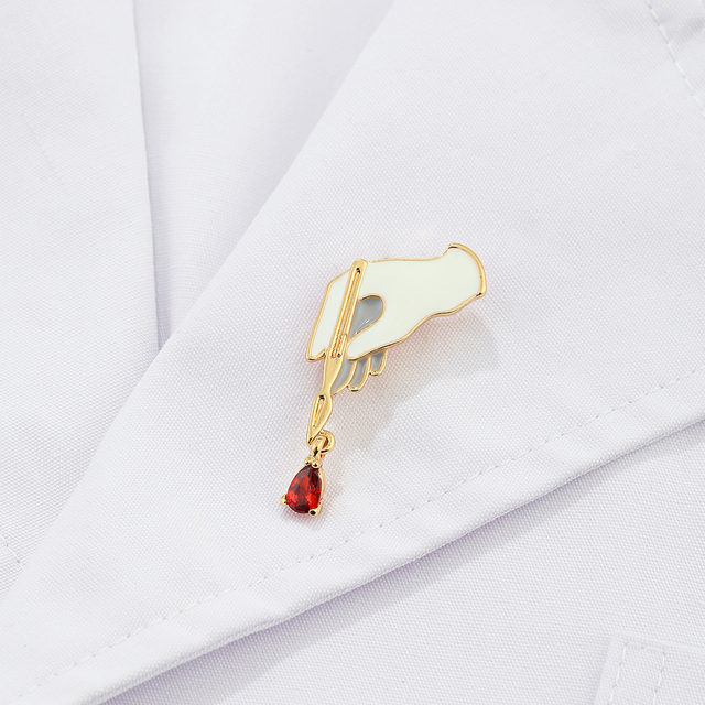 Anatomiczna broszka chirurga Harong - skalpel, szpilki, czerwony kryształ - metalowa, emaliowana, wykwintna biżuteria medyczna - Wianko - 4