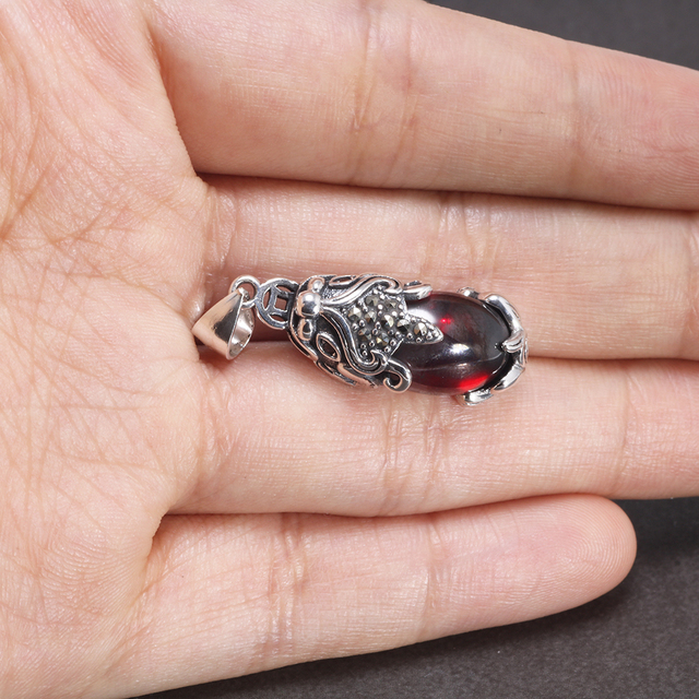 Wisiorek Pi Xiu z czerwonym granatowym kamieniem na srebrnym łańcuszku - unikalna biżuteria dla kobiet - Wianko - 16