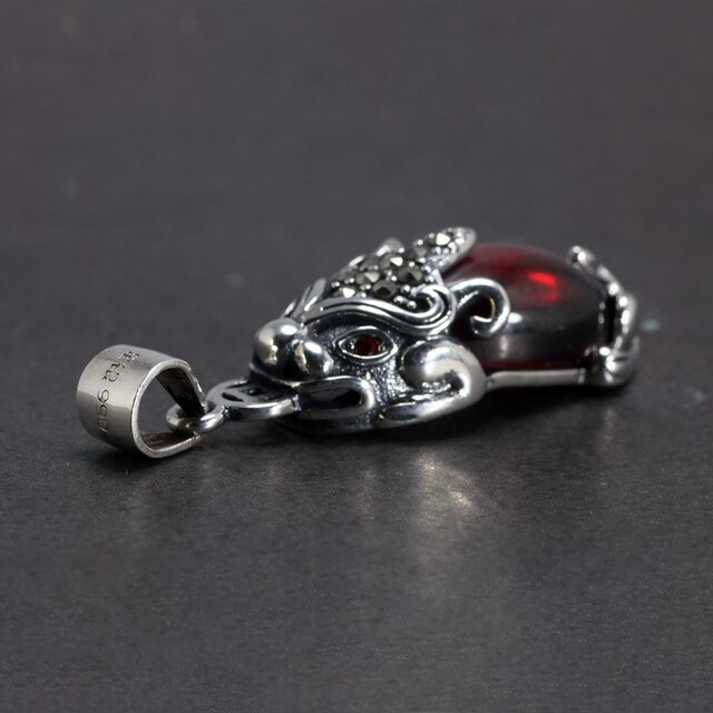 Wisiorek Pi Xiu z czerwonym granatowym kamieniem na srebrnym łańcuszku - unikalna biżuteria dla kobiet - Wianko - 14