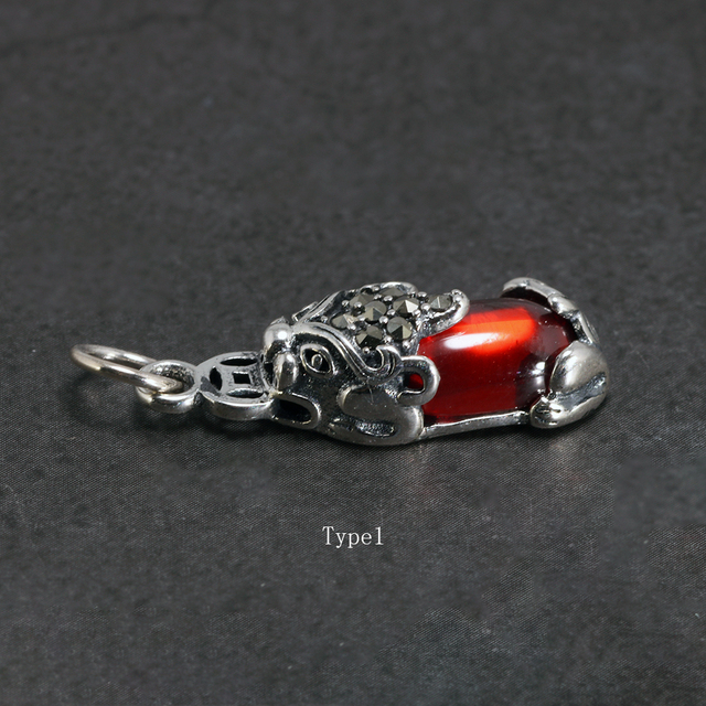 Wisiorek Pi Xiu z czerwonym granatowym kamieniem na srebrnym łańcuszku - unikalna biżuteria dla kobiet - Wianko - 17