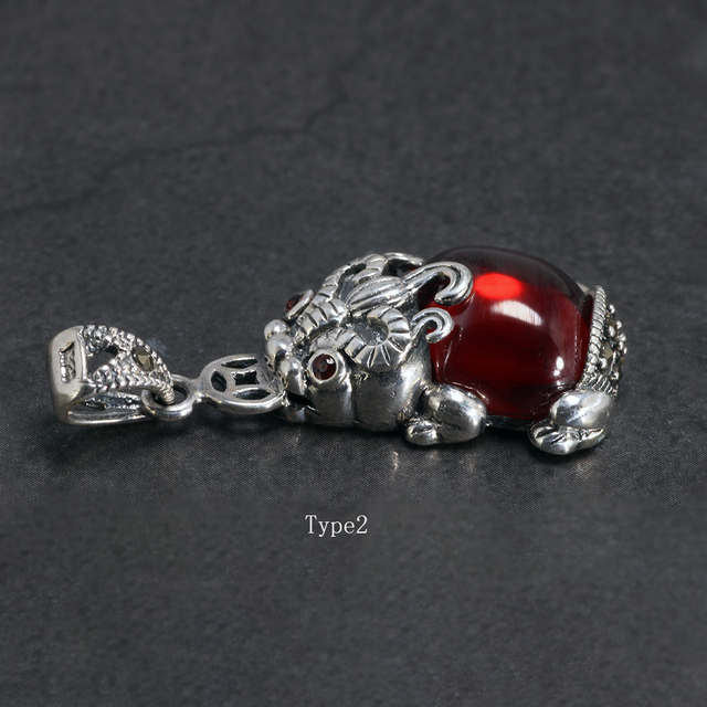 Wisiorek Pi Xiu z czerwonym granatowym kamieniem na srebrnym łańcuszku - unikalna biżuteria dla kobiet - Wianko - 15