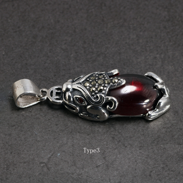 Wisiorek Pi Xiu z czerwonym granatowym kamieniem na srebrnym łańcuszku - unikalna biżuteria dla kobiet - Wianko - 11