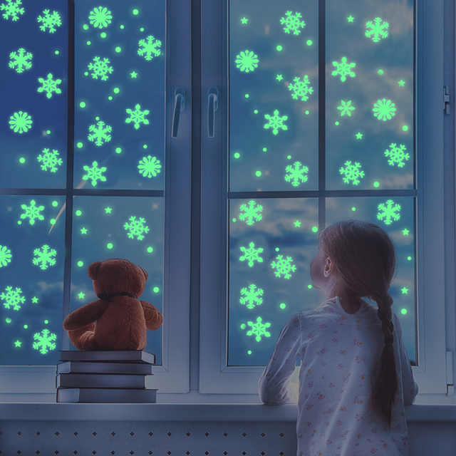 Luminous naklejki ścienne - 50 sztuk, kształt płatka śniegu, świetlna dekoracja dla dziecięcych pokoi i sypialni - Boże Narodzenie 2021 - Wianko - 1