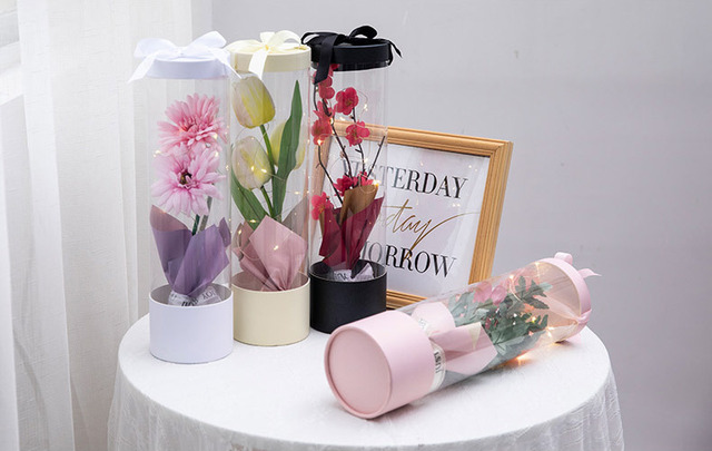 Pudełko kwiatowe na Dzień Matki z przenośnym przezroczystym oknem i kompozycją kwiatową w formie cylindra - Wianko - 1