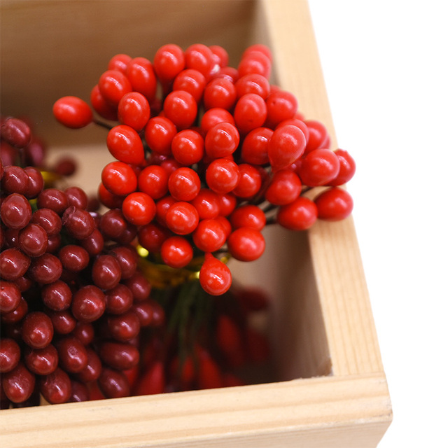 100 sztuk czerwonych sztucznych kwiatów 5mm - pręcik jagody do własnoręcznego tworzenia świątecznego wianka - dekoracje tortu weselnego - Wianko - 9