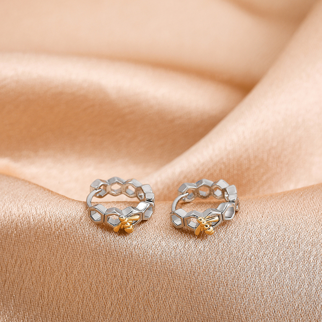 Złoto-srebrne kolczyki w kształcie plastra miodu z małą pszczołą - biżuteria ucha typu Hoop ze srebrnymi koralikami CZ - Wianko - 15