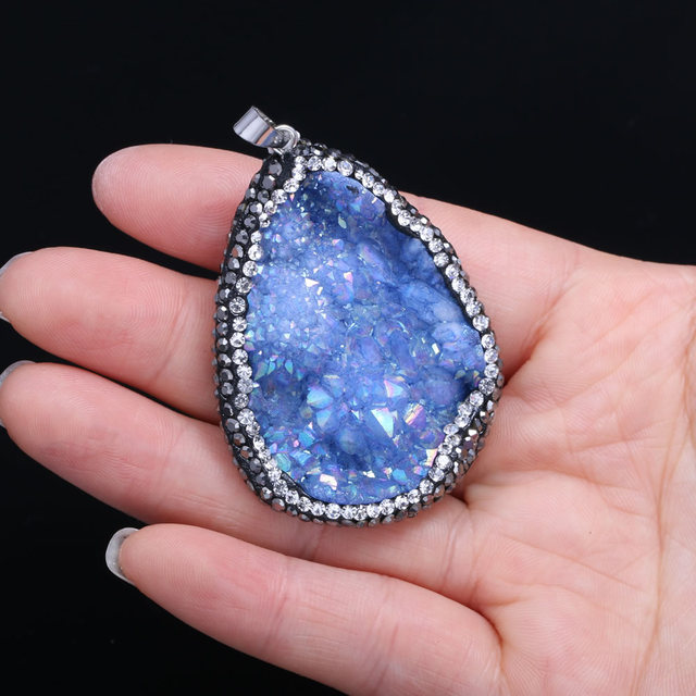 Naturalny wisiorek agaty Druzy z niebieskim kwarcowym kryształem - idealny prezent do uzdrawiania i praktykowania Reiki - Wianko - 2