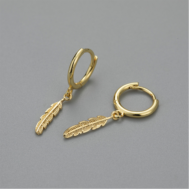 Kolczyki kółka w minimalistycznym stylu z listkiem - wyjątkowy prezent na urodziny dla kobiet i dziewczyn - Wianko - 1